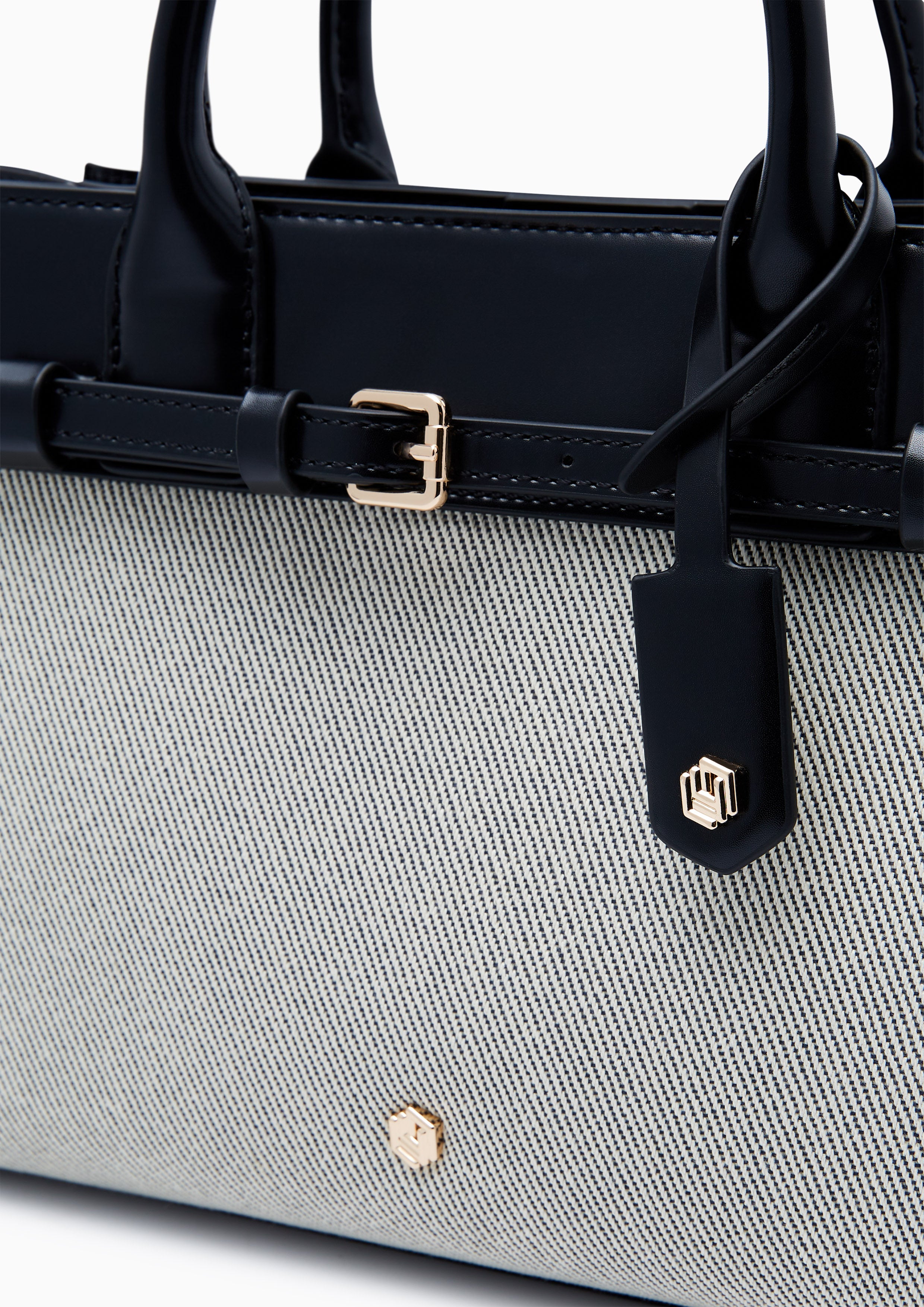 กระเป๋าถือ GEM M