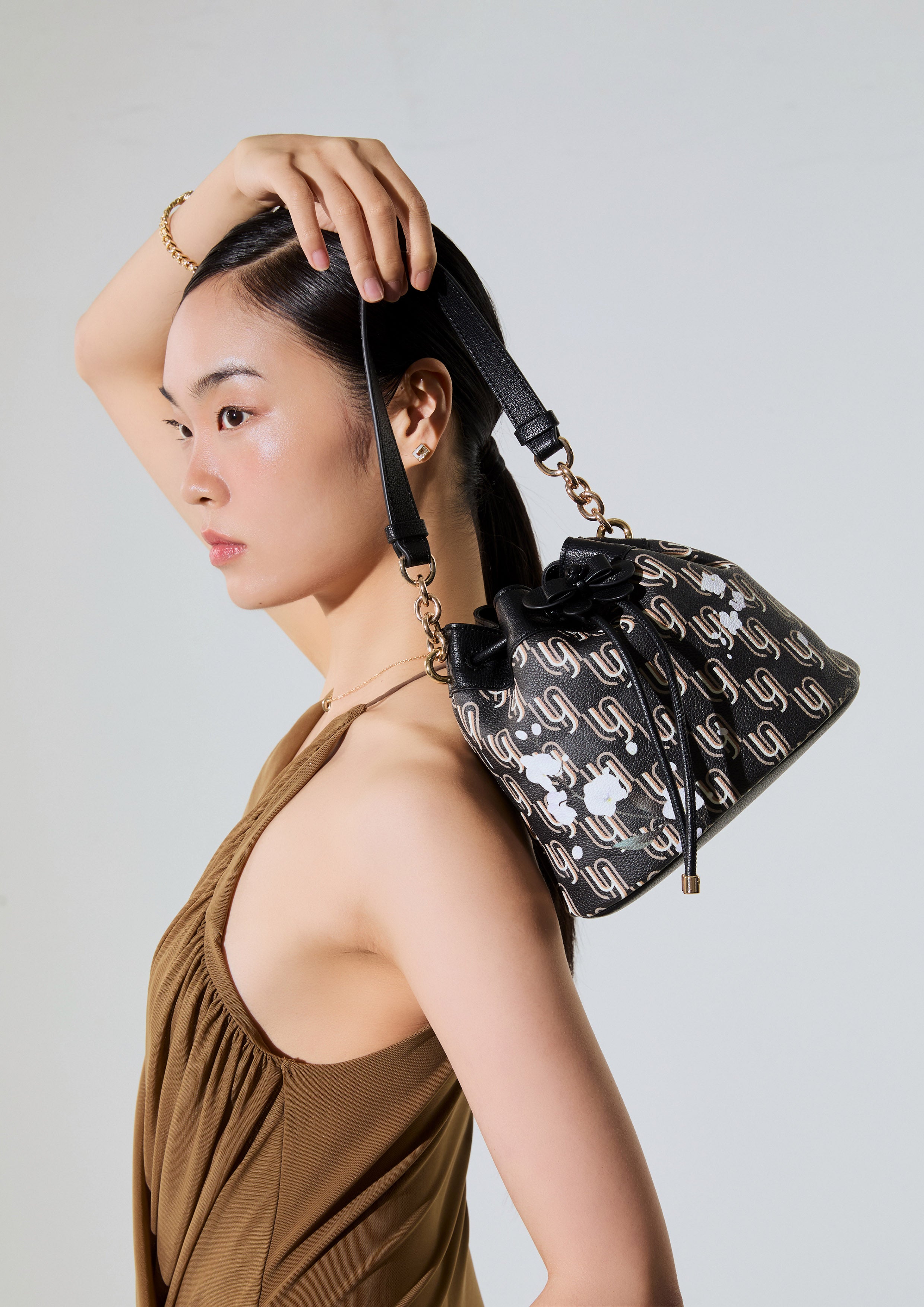 Ivy Infinite S Shoulder Bag Black