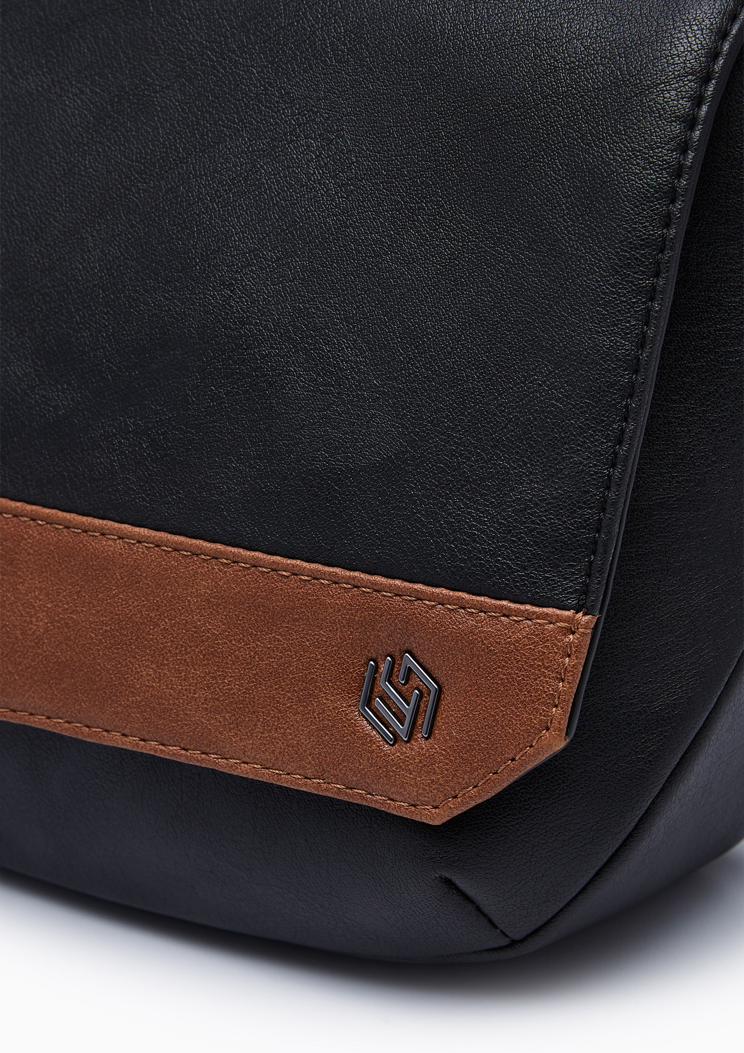 Luke Infinite M Messenger Bag Black