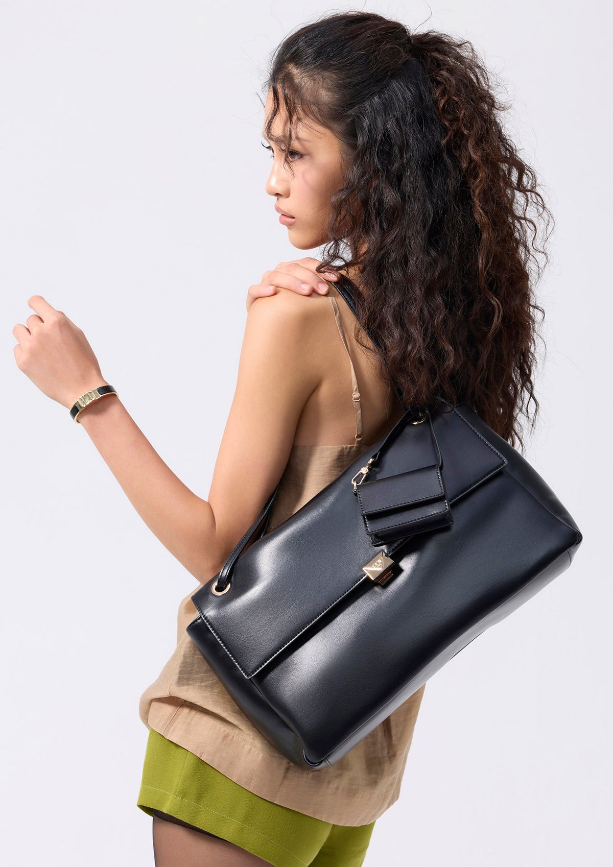 กระเป๋า รุ่น Whisper XL Shoulder Bag