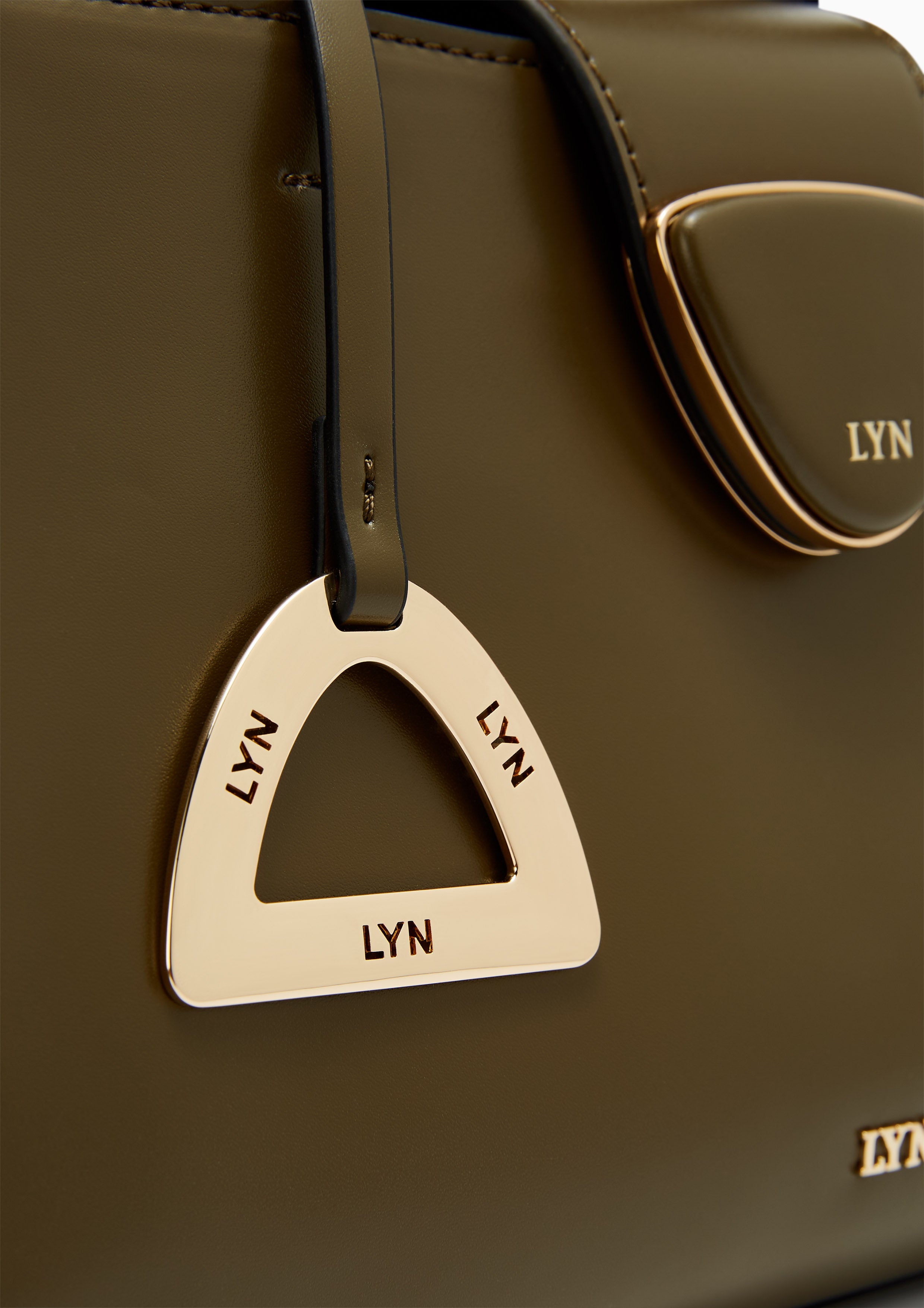 กระเป๋าถือ Matric M