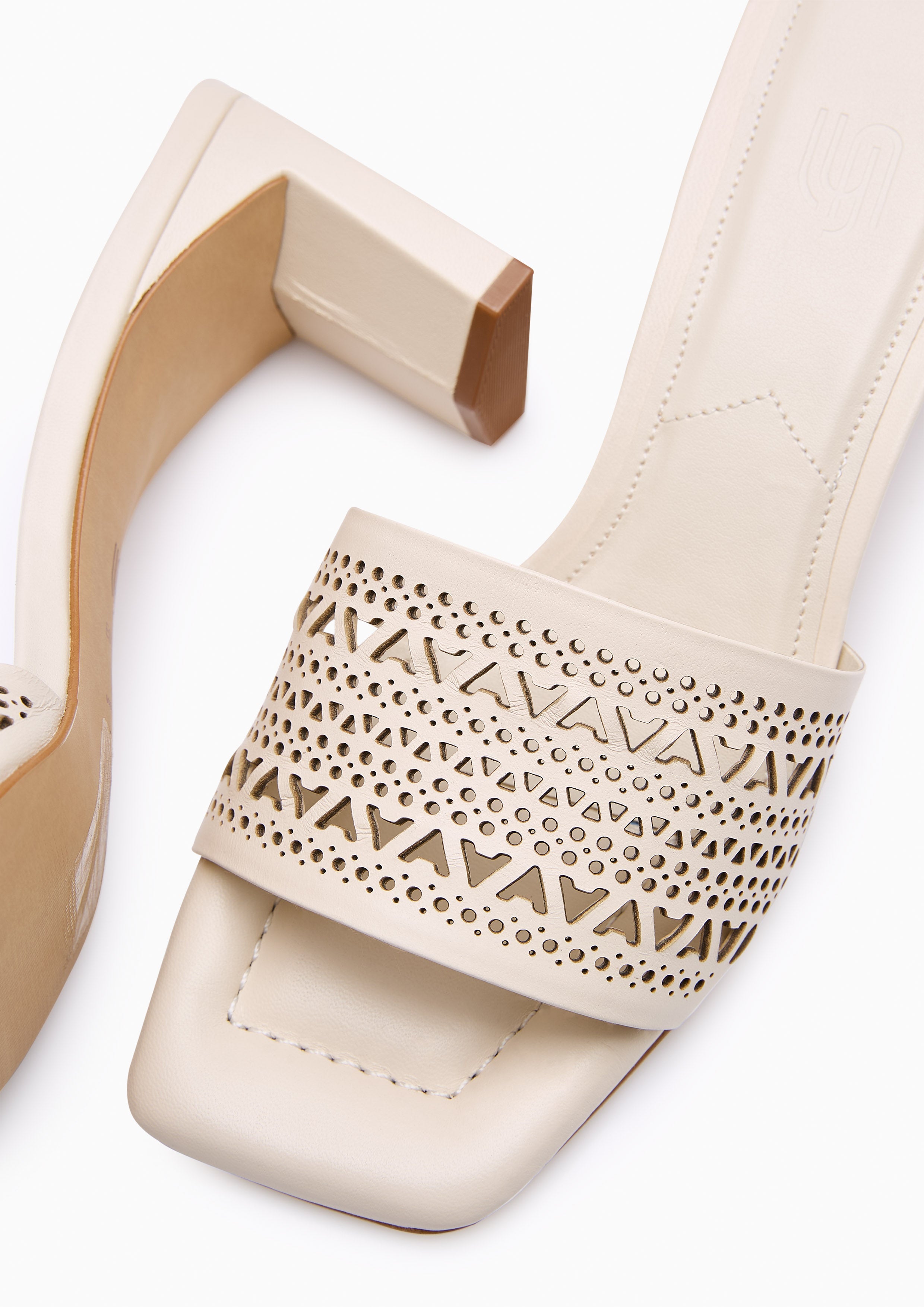 รองเท้าส้นสูง Carolina Block Heel Sandals