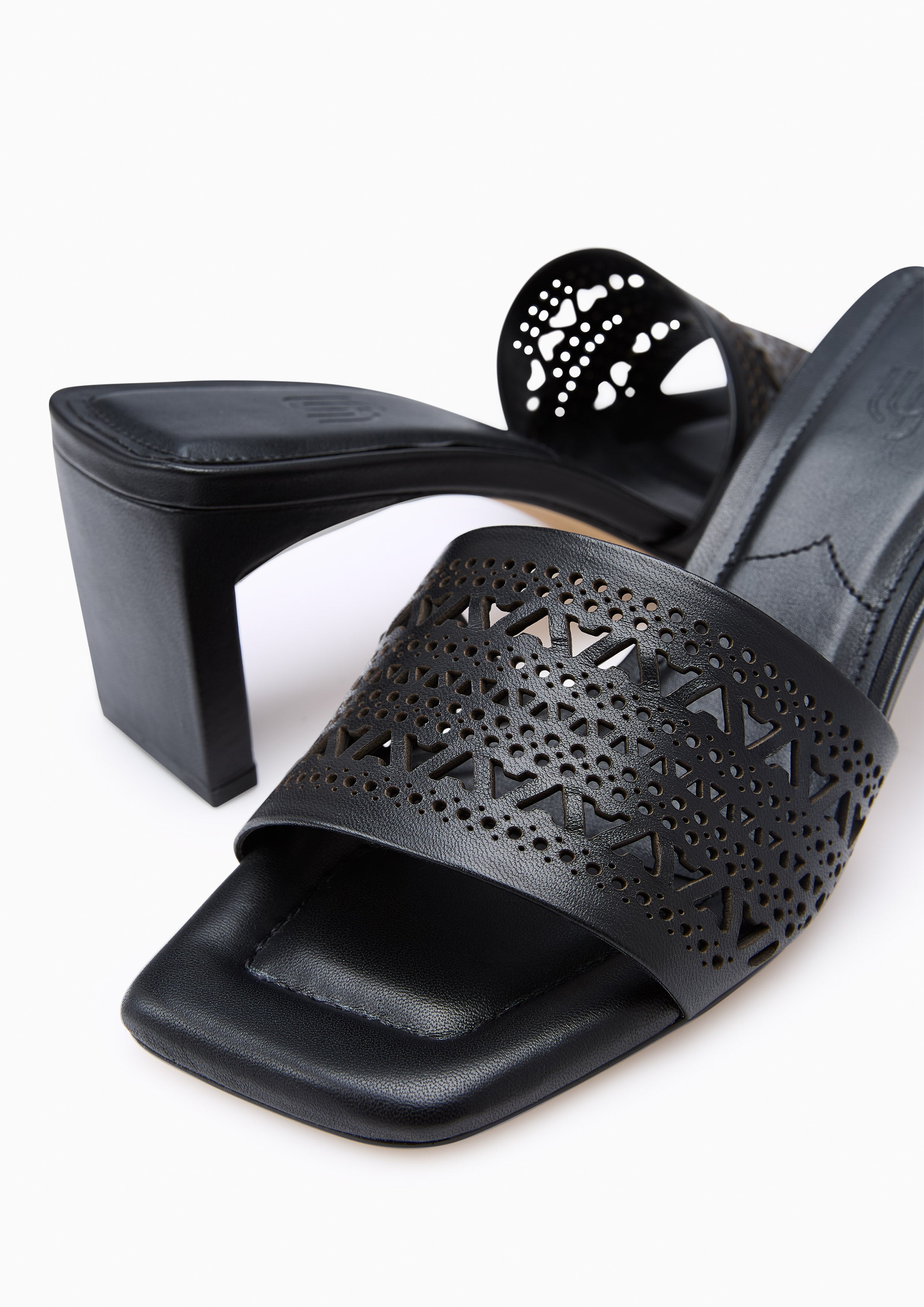 รองเท้าส้นสูง Carolina Block Heel Sandals