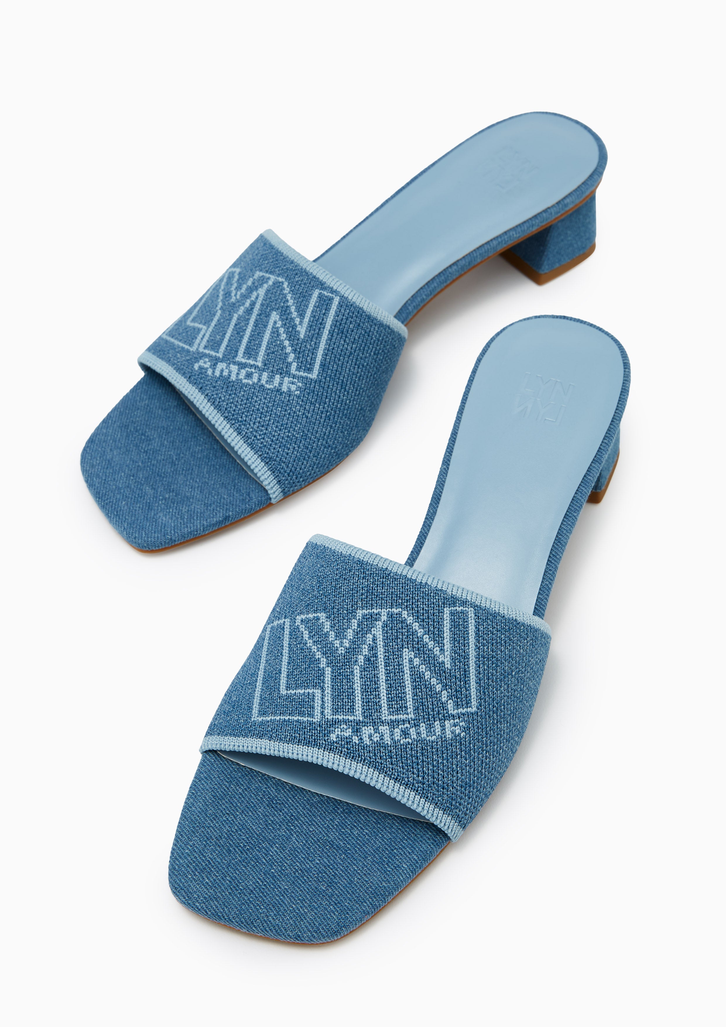 รองเท้าส้นเตี้ย Sky