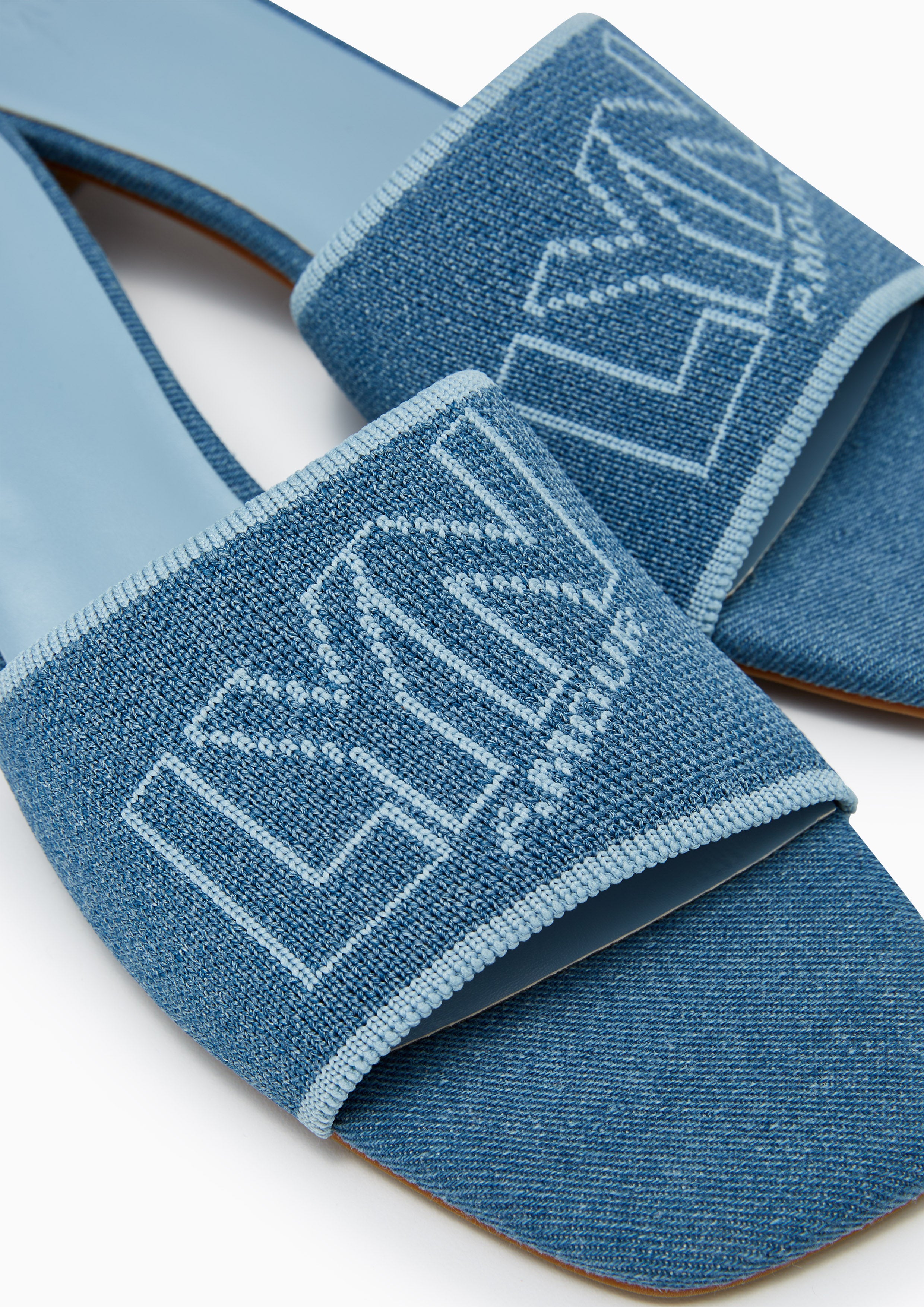 รองเท้าส้นเตี้ย Sky