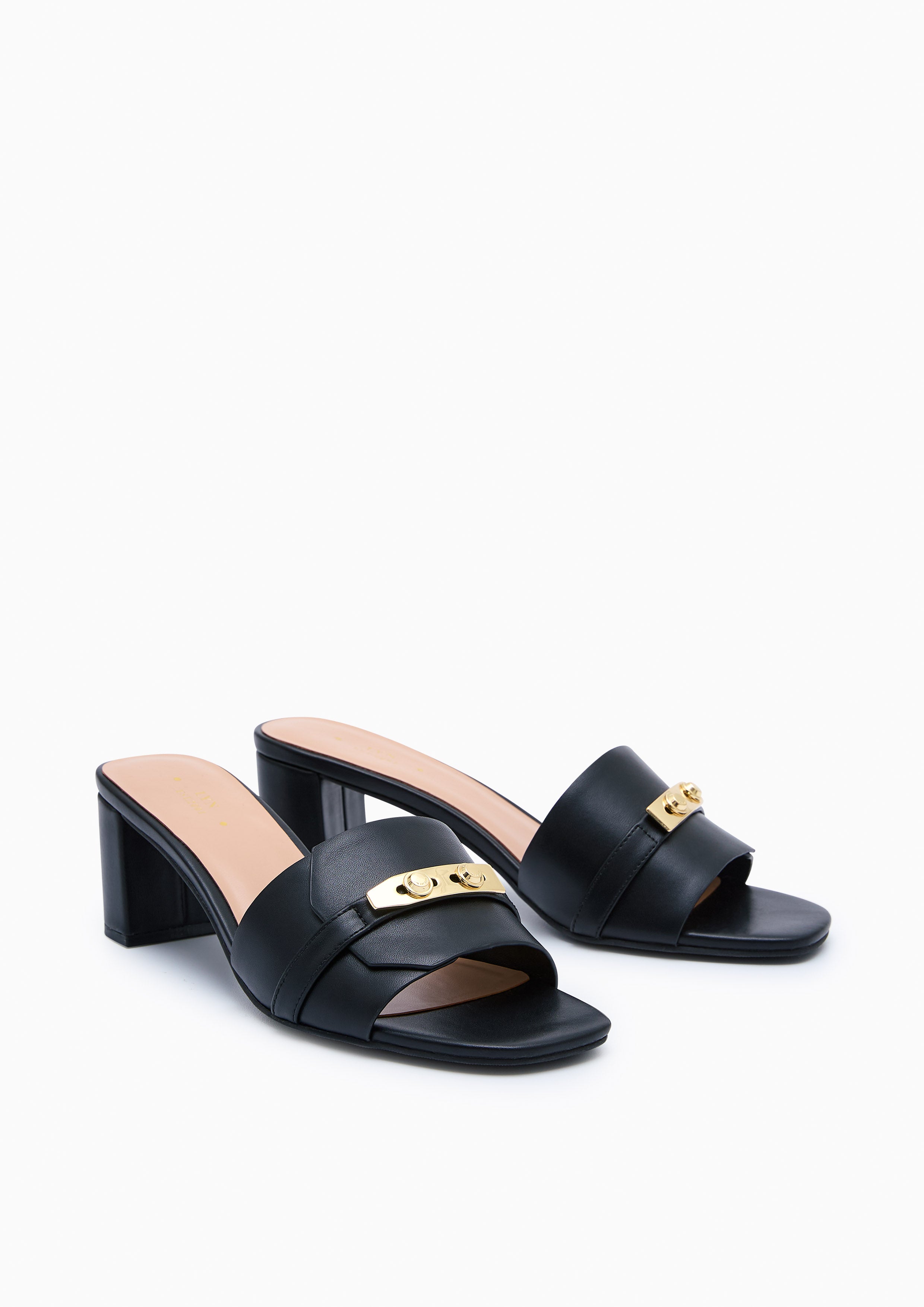 รองเท้าส้นกลางแบบสวม Master Mid