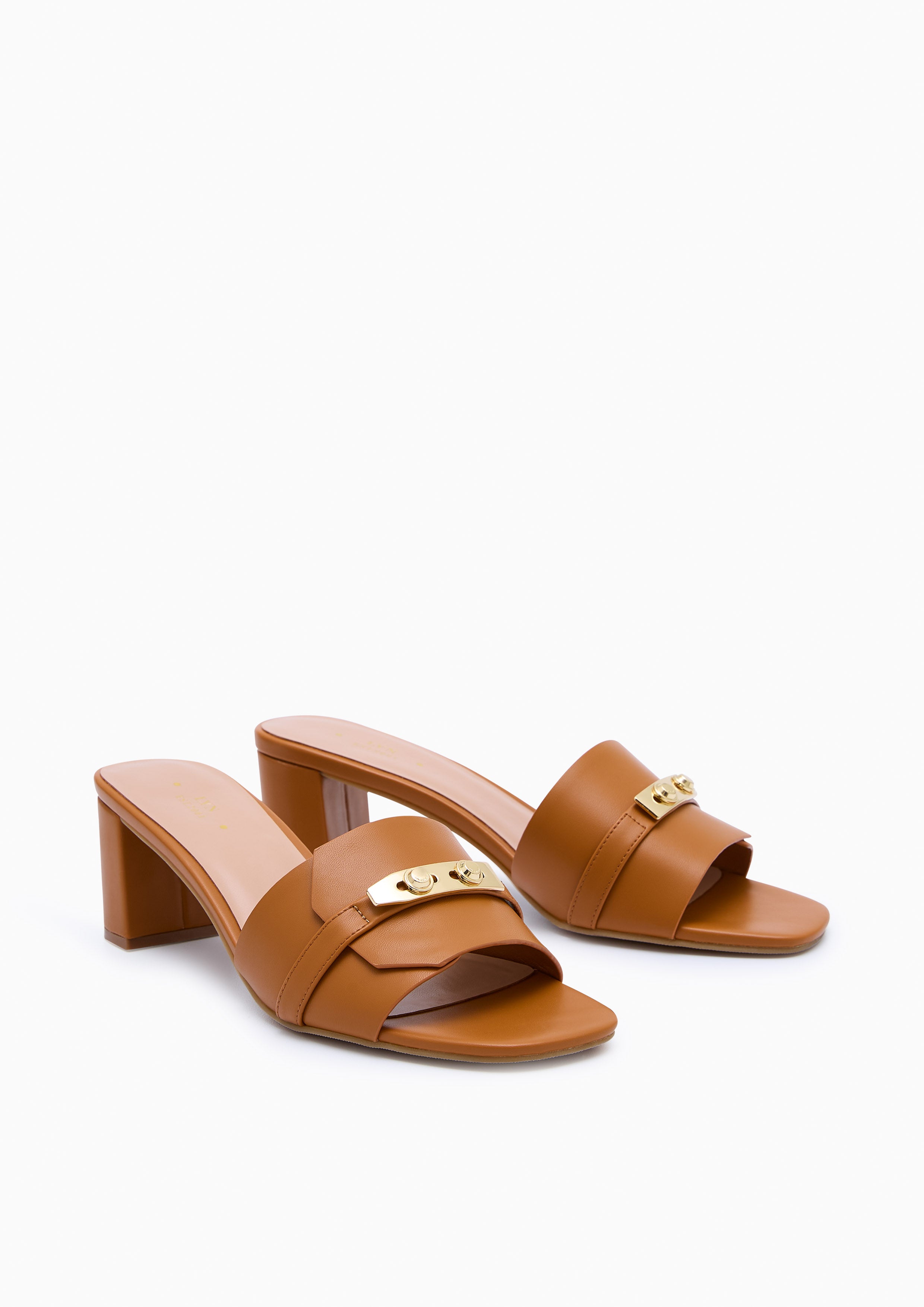 รองเท้าส้นกลางแบบสวม Master Mid