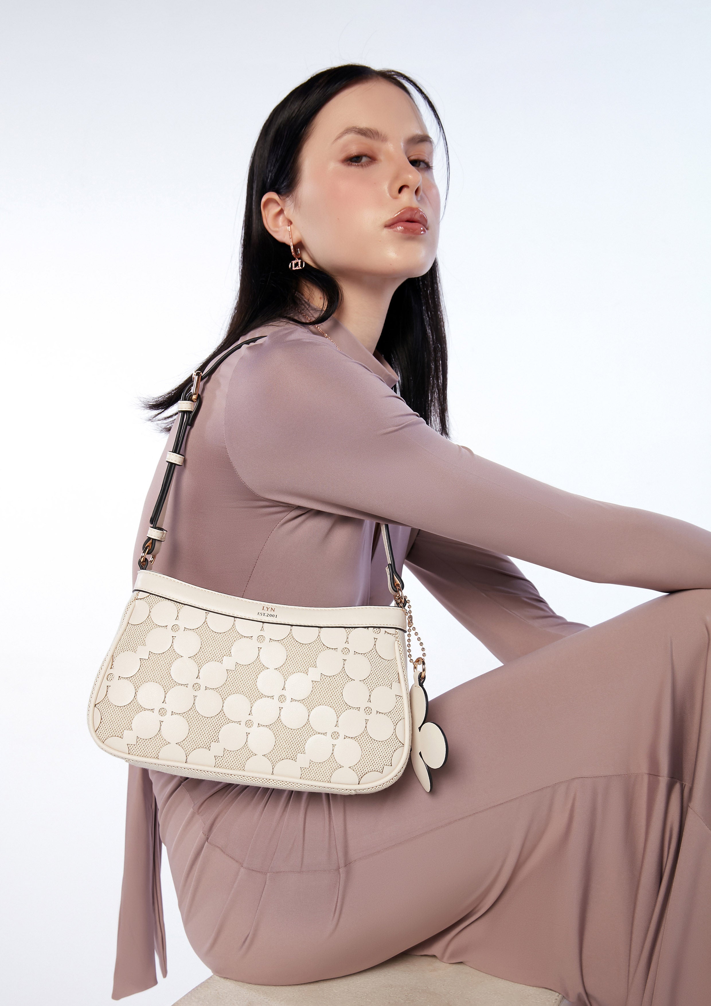 กระเป๋าสะพายไหล่ Corey