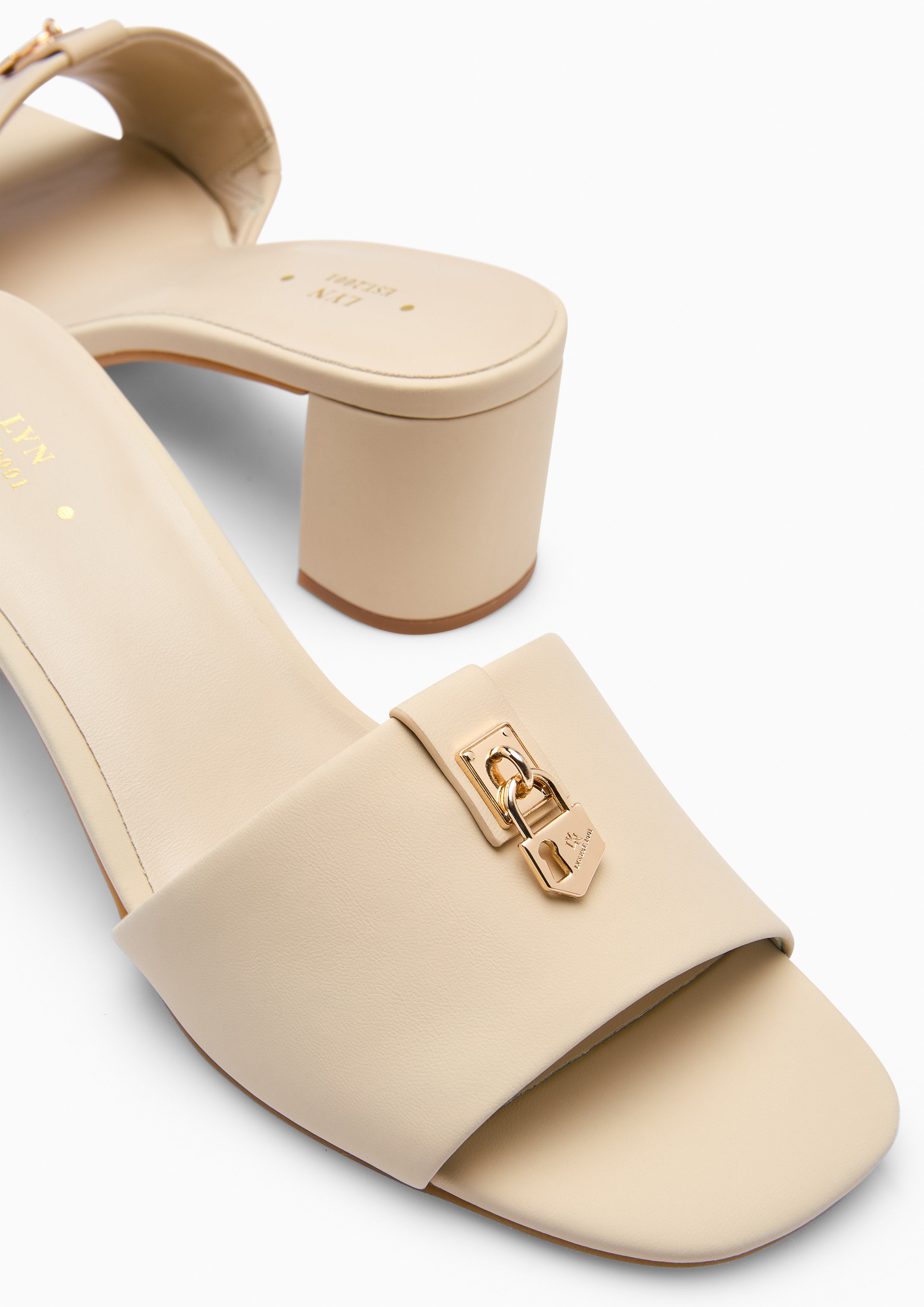 รองเท้า Neutra Mid Heels