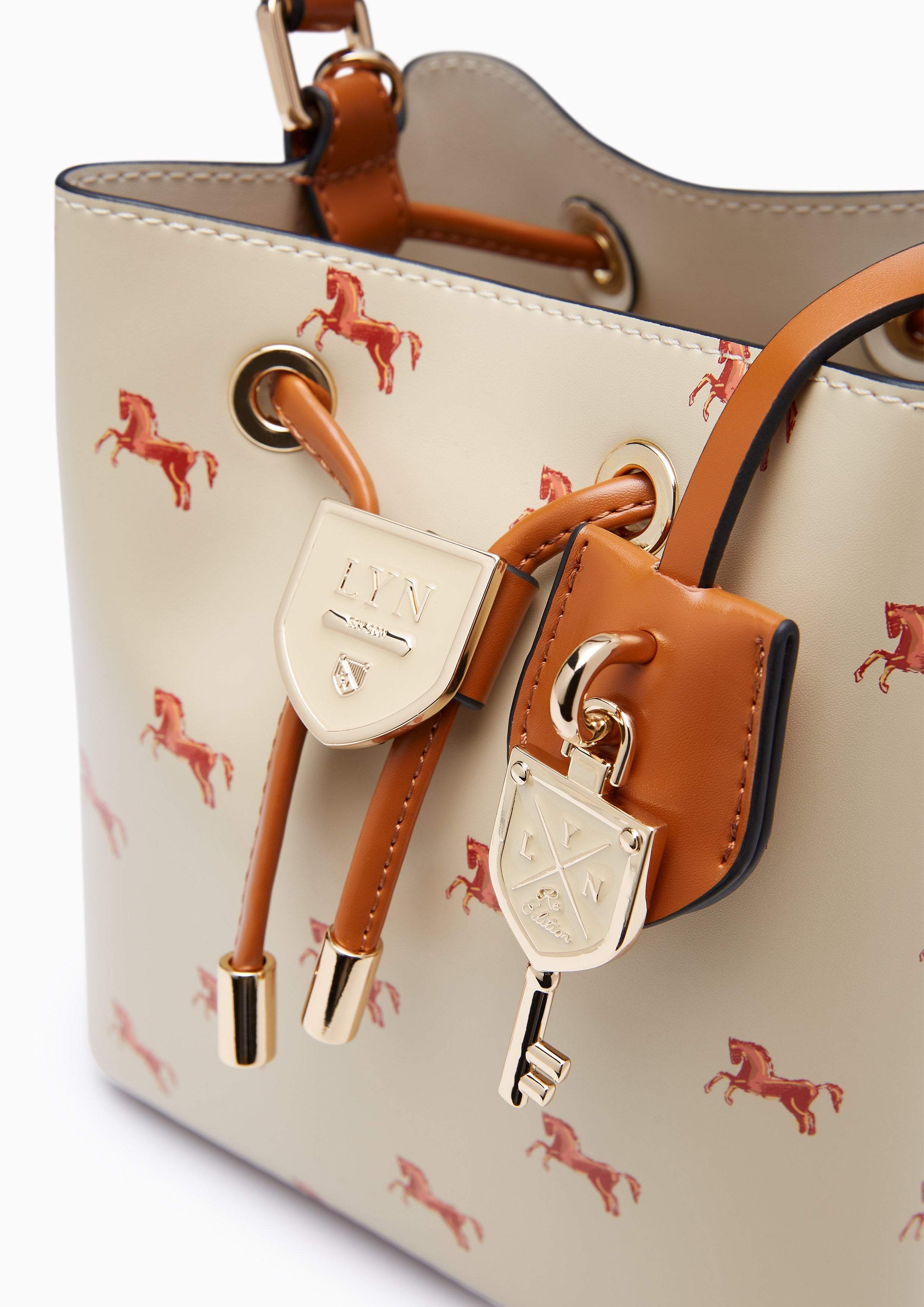 กระเป๋าทรงถัง Re-Edit Carina Mustang