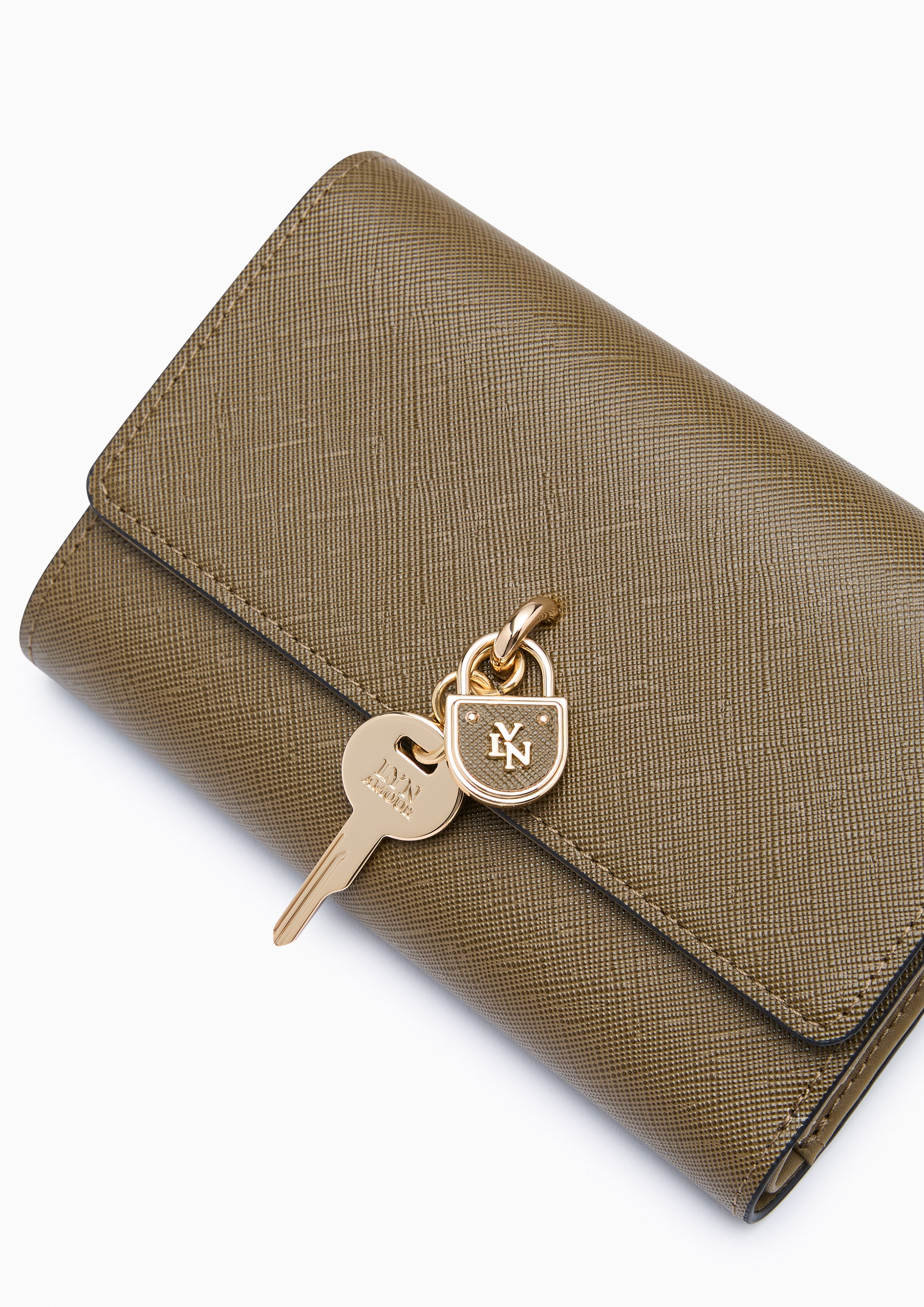 กระเป๋าสตางค์ใบสั้น รุ่น Addison Flap Semi Wallet