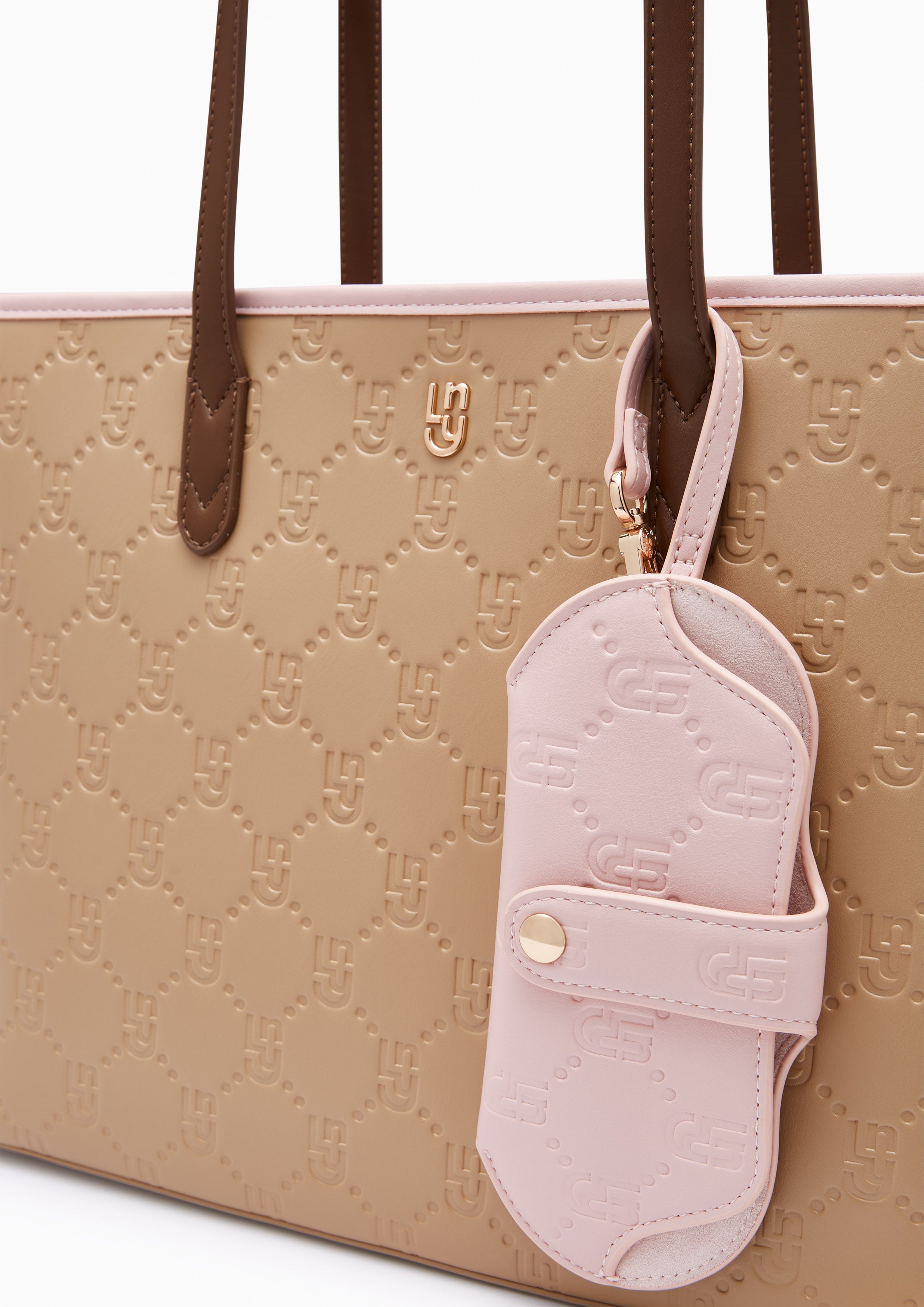 กระเป๋าโท้ท Brietta M Tote