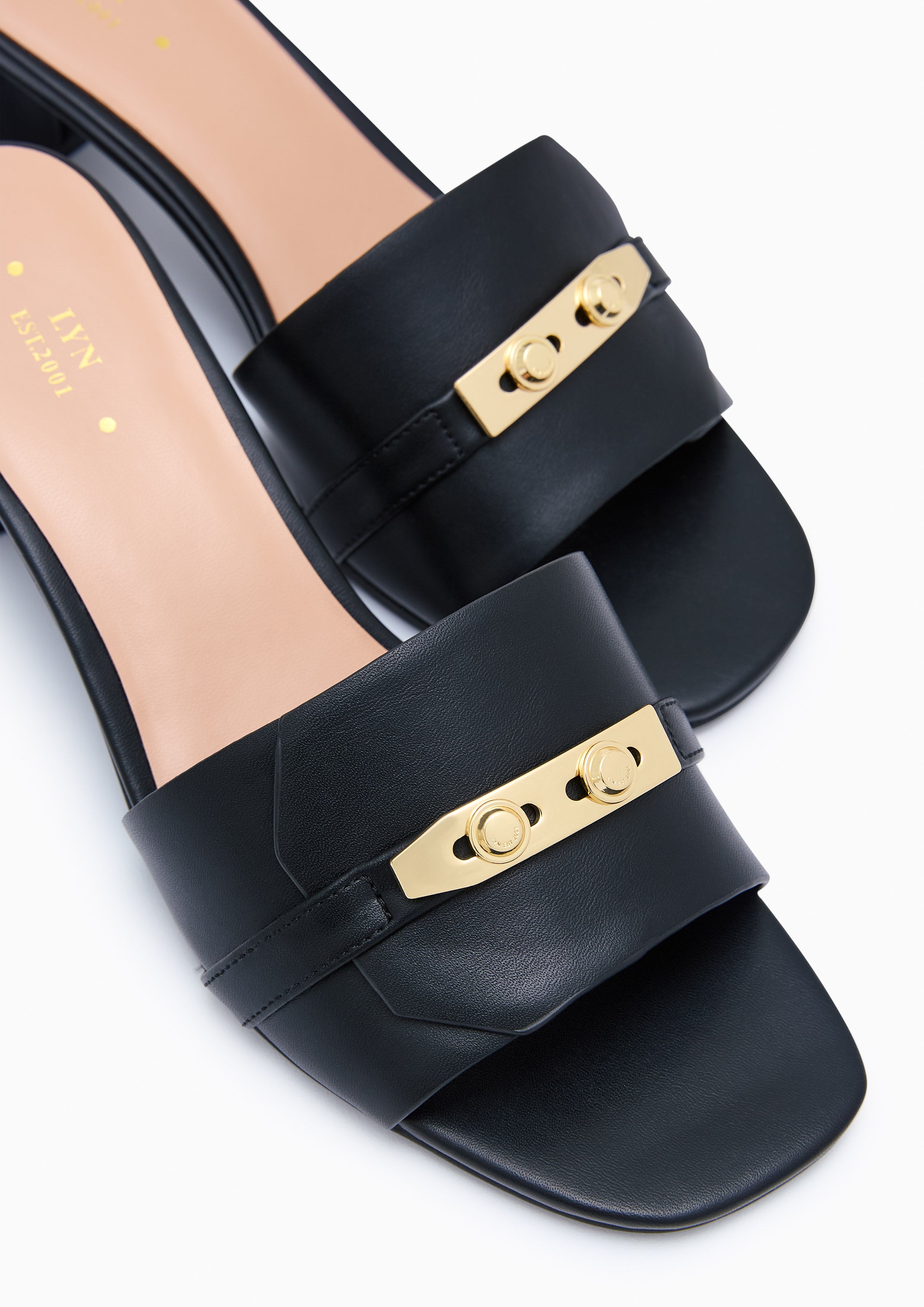 รองเท้าส้นกลางแบบสวม Master Mid