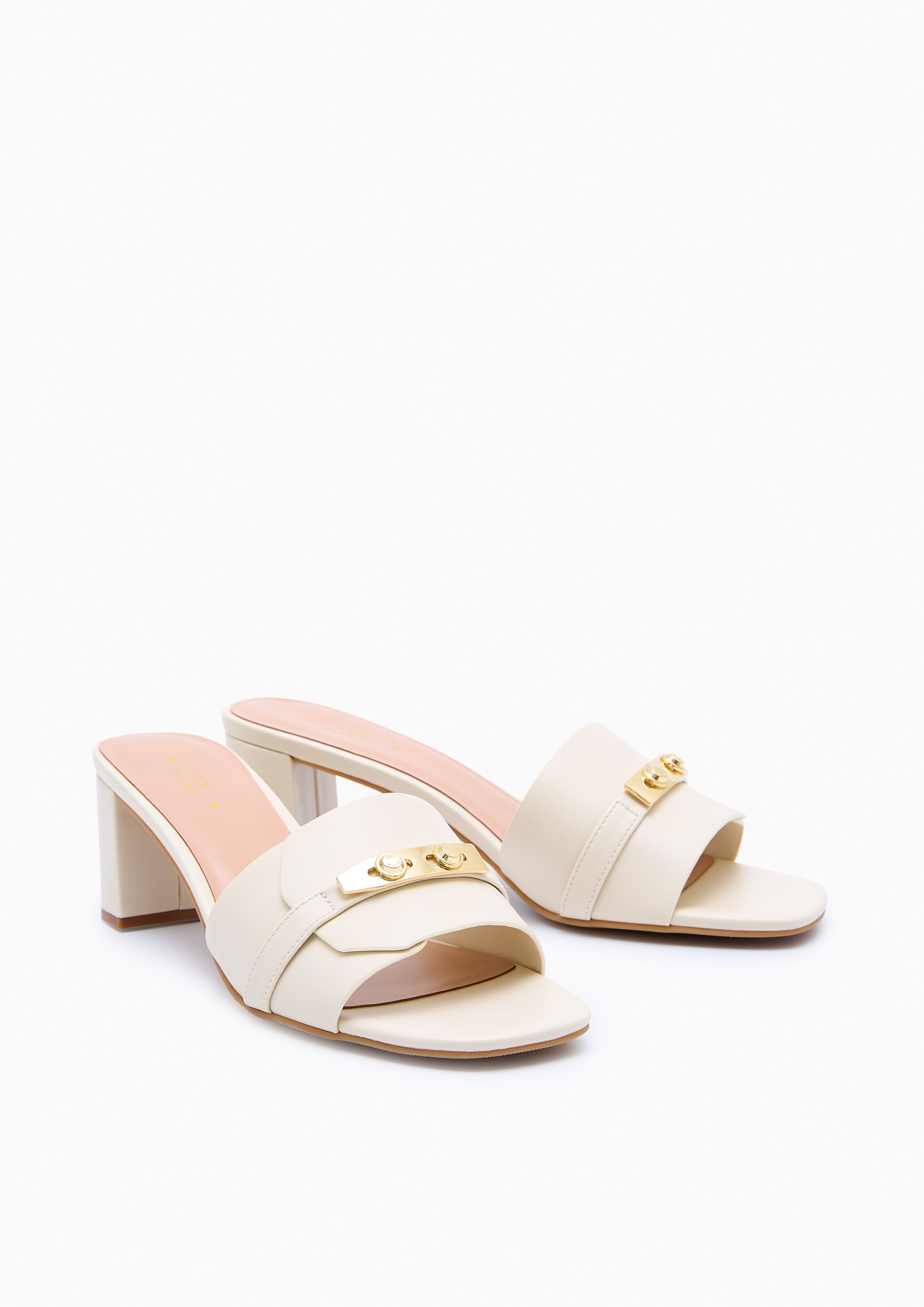 รองเท้าส้นกลางแบบสวม Master Mid